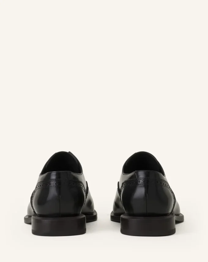 Brogue Oxford Shoe in Shiny Leather Brogue Oxford Shoe in Shiny Leather